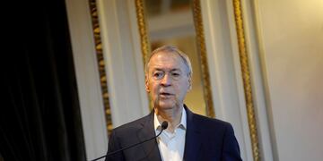 Juan Schiaretti y su equipo de ministros en la Fundación Mediterránea.