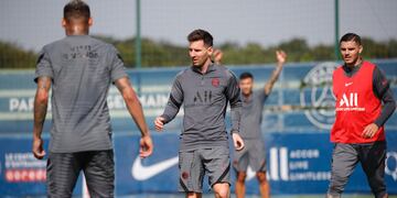 PSG lanzó su tercera camiseta con Lionel Messi como estrella.