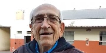Un hombre de 84 fue a votar en Córdoba.