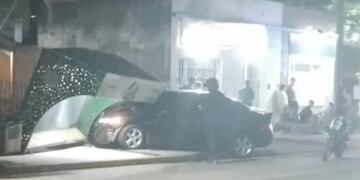 Posadas: manejaba ebrio y terminó impactando contra una parada de colectivos.