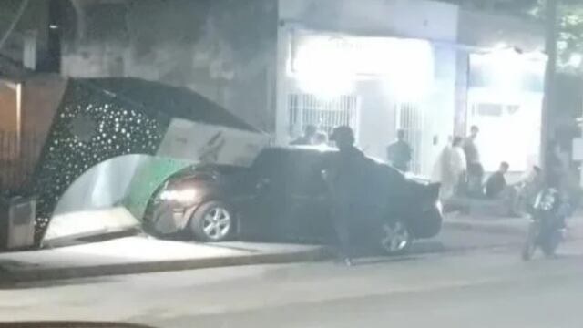 Posadas: manejaba ebrio y terminó impactando contra una parada de colectivos.