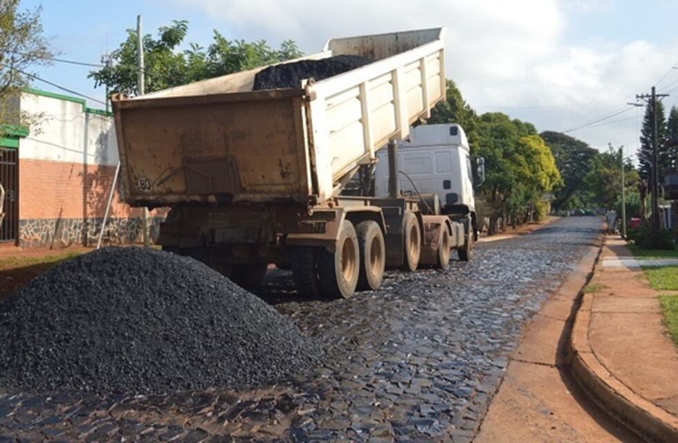 Posadas: siguen con el asfaltado sobre empedrado en barrios de la ciudad