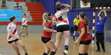 El equipo femenino de Municipalidad de Maipú perdió ante River Plate en el debut del Nacional de Clubes.