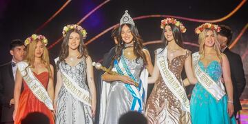 De izquierda a derecha, María Paz Jure, de Jujuy; María Belén Martínez Dan, de Salta; Josefina Astorga, de Tucumán; Valentina Falcón, de CABA; y Uma Torres Ratto, de Buenos Aires.