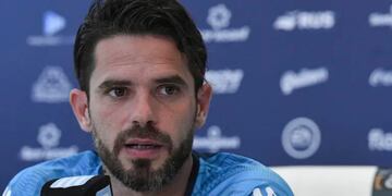 Fernando Gago se reunirá con Víctor Blanco para definir que refuerzo traer para ocupar un lugar en la defensa.