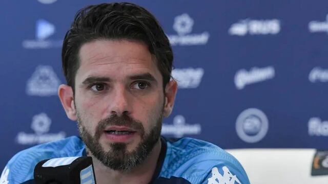 Fernando Gago se reunirá con Víctor Blanco para definir que refuerzo traer para ocupar un lugar en la defensa.