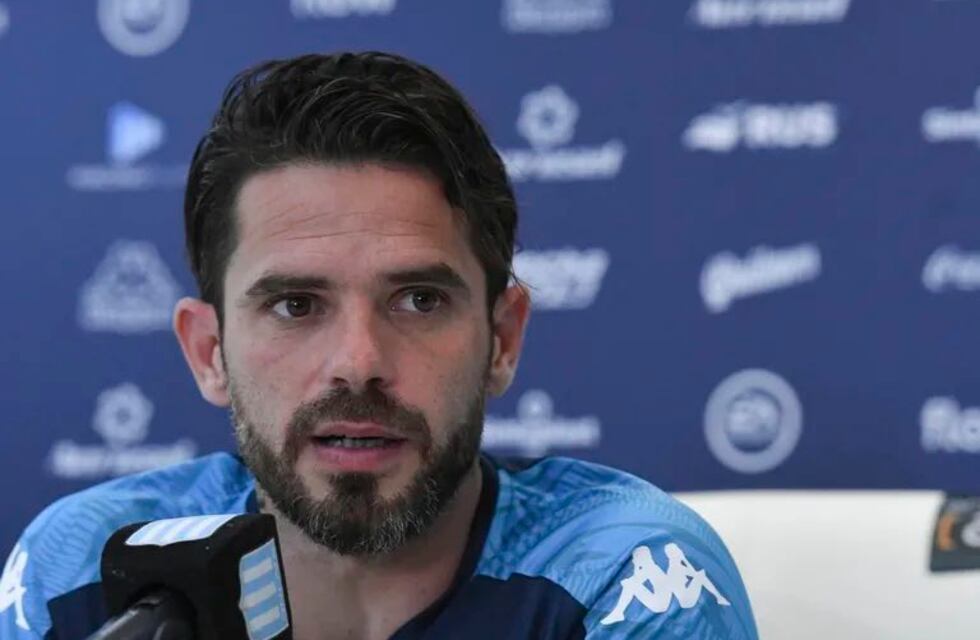 Racing: Fernando Gago y Víctor Blanco se van a reunir esta semana para definir la llegada de un defensor