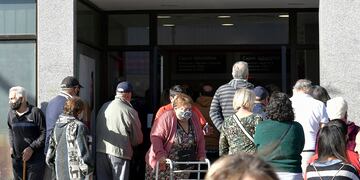 30 Marzo Mendoza Sociedad
Fe de vida para jubilados
Por disposición de la Administración Nacional de la Seguridad Social (Anses), los bancos volvieron a exigir el trámite de supervivencia (“fe de vida”) a los jubilados y pensionados para que cobren sus haberes. Y en muchos casos, deben hacerlo de manera mensual.
Foto: Orlando Pelichotti / Los Andes
