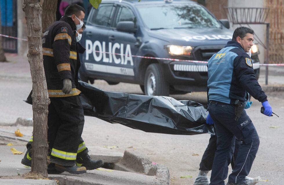 Lo encontraron muerto en una acequia e investigan si lo mataron