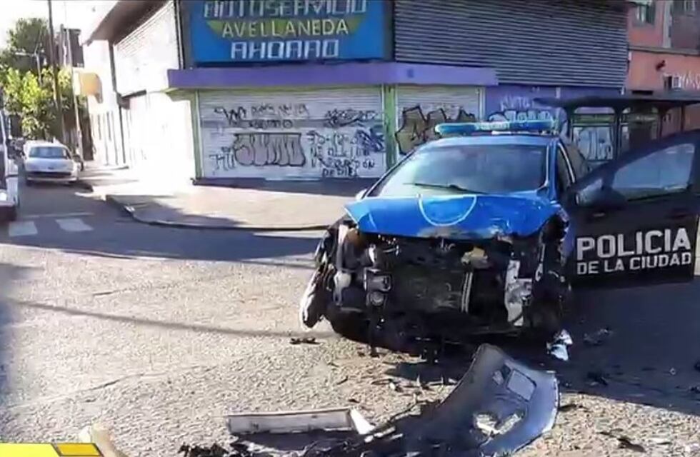 Avellaneda: el choque entre un patrullero y un camión complicó el tránsito