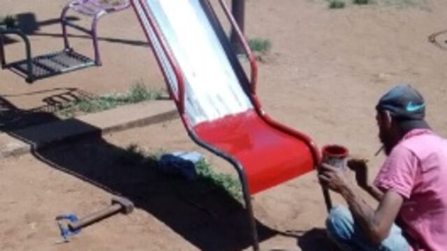 Continúan ejecutando tareas de mejoras en plazas de Puerto Iguazú.