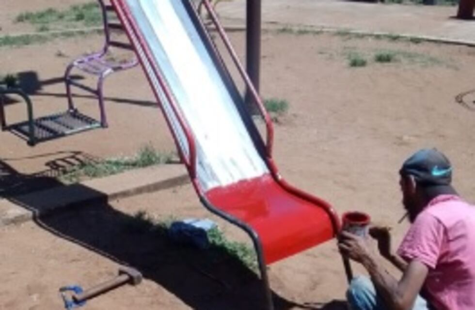 Continúan ejecutando tareas de mejoras en plazas de Puerto Iguazú