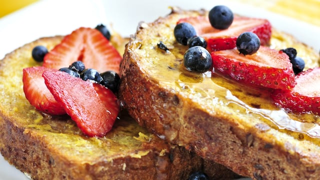Cómo hacer tostadas francesas con pan dulce.