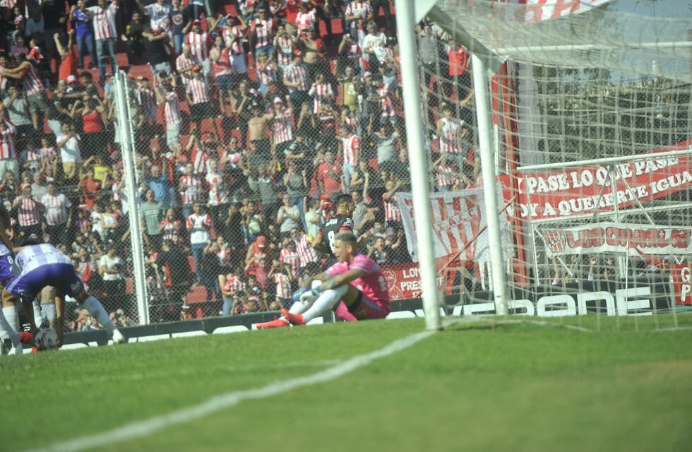 Después del penal en el partido con Instituto, Sacachispas presentó su propio VAR