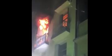 Fuerte incendio en un hotel en Lavalle al 900: murió la encargada.