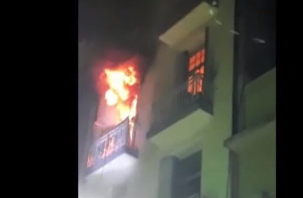 Incendio fatal en un hotel de Microcentro: murió una mujer y varias personas fueron rescatadas