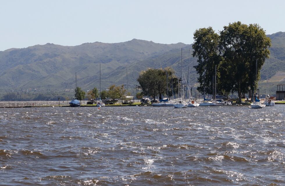 El lago San Roque recuperó su máximo nivel y luce increíble