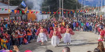 Ushuaia volvió a vivir el carnaval barrial tras la pandemia.