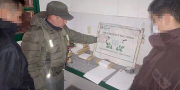 Gendarmería Nacional decomisó ocho panes de marihuana y dos envoltorios de marihuana en el control de San Carlos.