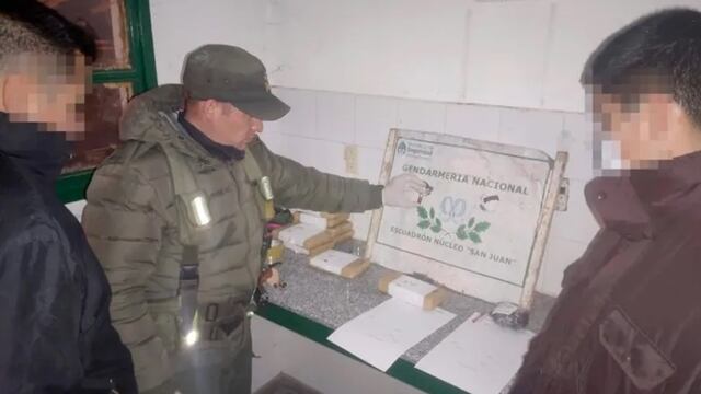 Gendarmería Nacional decomisó ocho panes de marihuana y dos envoltorios de marihuana en el control de San Carlos.