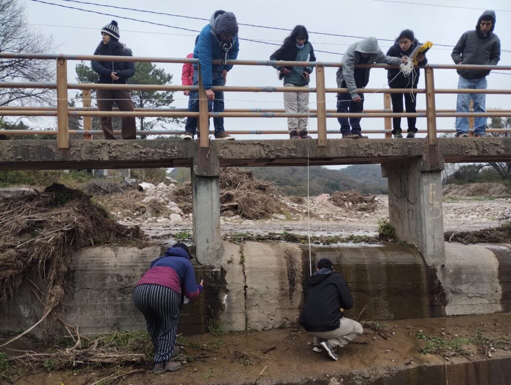 Estudiantes de la Universidad Nacional de Salta participaron en un relevamiento ambiental en el río Xibi Xibi, en San Salvador de Jujuy.