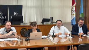 Gustavo Fino (FInanzas), Silvina Bravino, secretaria de Hacienda y Finanzas;  el presidente del Concejo Municipal, Lisandro Mársico y Germán Bottero, secretario de Gobierno y Modernización.