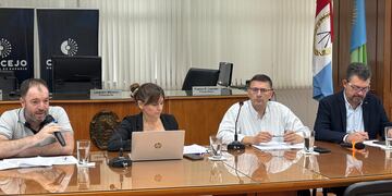 Gustavo Fino (FInanzas), Silvina Bravino, secretaria de Hacienda y Finanzas;  el presidente del Concejo Municipal, Lisandro Mársico y Germán Bottero, secretario de Gobierno y Modernización.