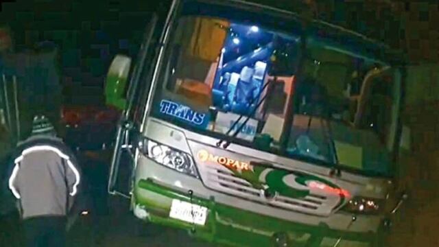 El micro que atropelló a los cinco manifestantes en Brasil.