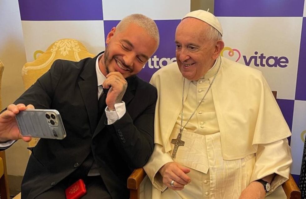 J Balvin visitó al Papa Francisco en el Vaticano y bromearon juntos: los detalles del encuentro
