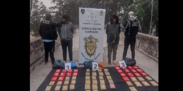 Los dos sujetos atrapados por efectivos de la Policía de Jujuy en territorio del departamento Humahuaca.