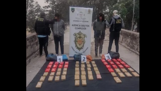 Los dos sujetos atrapados por efectivos de la Policía de Jujuy en territorio del departamento Humahuaca.