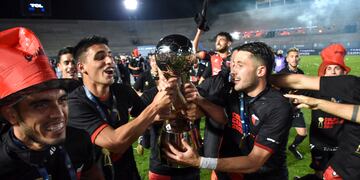 Colón de Santa Fe salió esta noche campeón por primera vez en su historia, al vencer en la final de la Copa de la Liga Profesional de Fútbol a Racing Club por 3 a 0, en el estadio San Juan del Bicentenario.