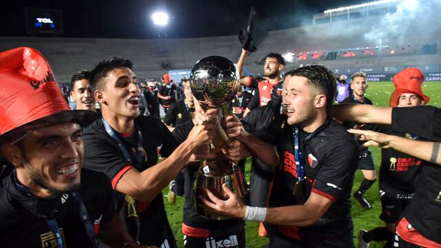 Colón de Santa Fe salió esta noche campeón por primera vez en su historia, al vencer en la final de la Copa de la Liga Profesional de Fútbol a Racing Club por 3 a 0, en el estadio San Juan del Bicentenario.
