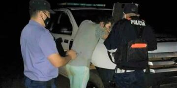 Cuando los efectivos llegaron al lugar, el motociclista se encontraba tirado en un barranco.