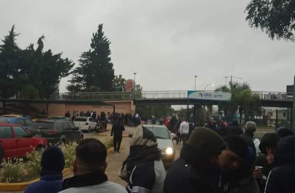 Ni el frío los frenó: larga fila para conseguir las entradas de Talleres en Copa Argentina