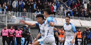 Funez y el resto de la Crema festeja el gol de la victoria ante Gimnasia y Esgrima de Jujuy