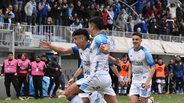 Funez y el resto de la Crema festeja el gol de la victoria ante Gimnasia y Esgrima de Jujuy