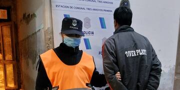 Un detenido al ser descubierto robando en una casa por su propietario