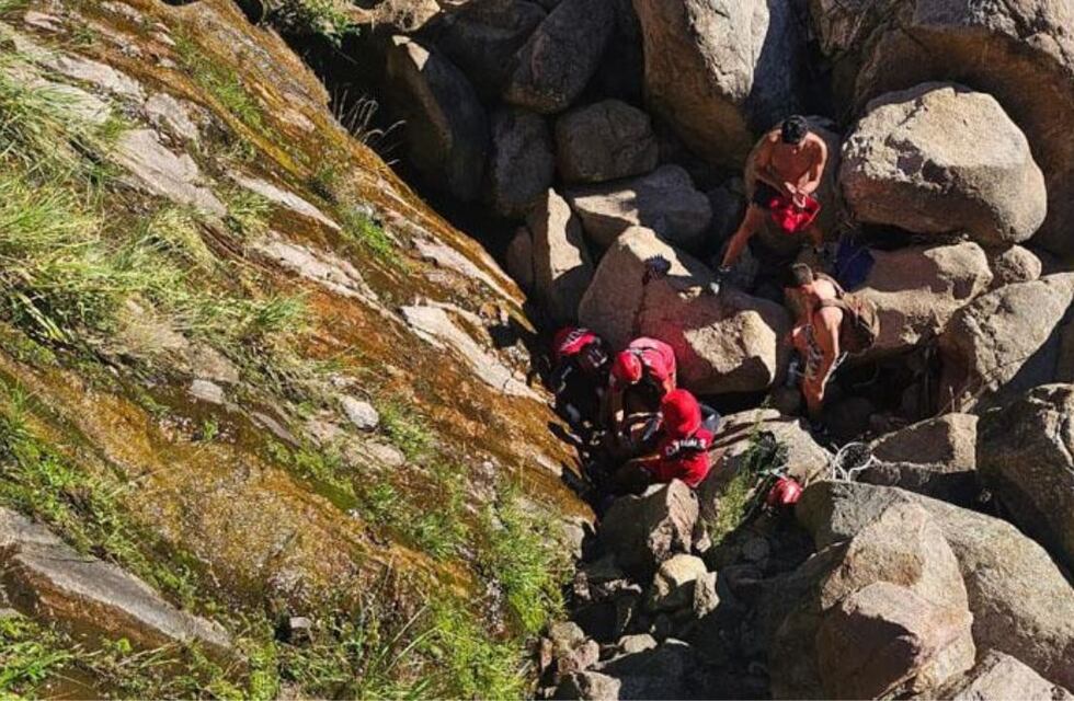 Cayó varios metros de altura entre rocas en Traslasierra y está viva de milagro