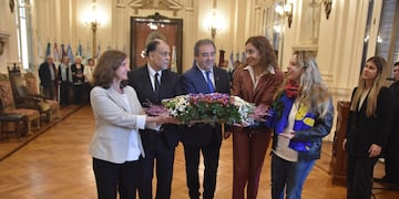 Con una ofrenda floral se rindió homenaje a la Bandera Nacional de la Libertad Civil, en el acto oficial por el Día Mundial del Urbanismo, en Jujuy.
