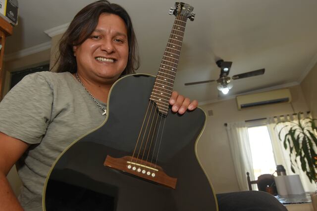 Un Chimeno vendía su guitarra porque se quedó sin trabajo y la solidaridad llamó a su puerta