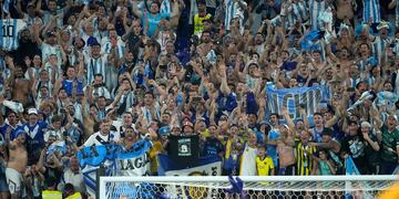 Gestos. Felicidad, orgullo, emoción... Cada hincha vive a su manera el partido, pero los rostros evidencian las mismas sensaciones. (AP)