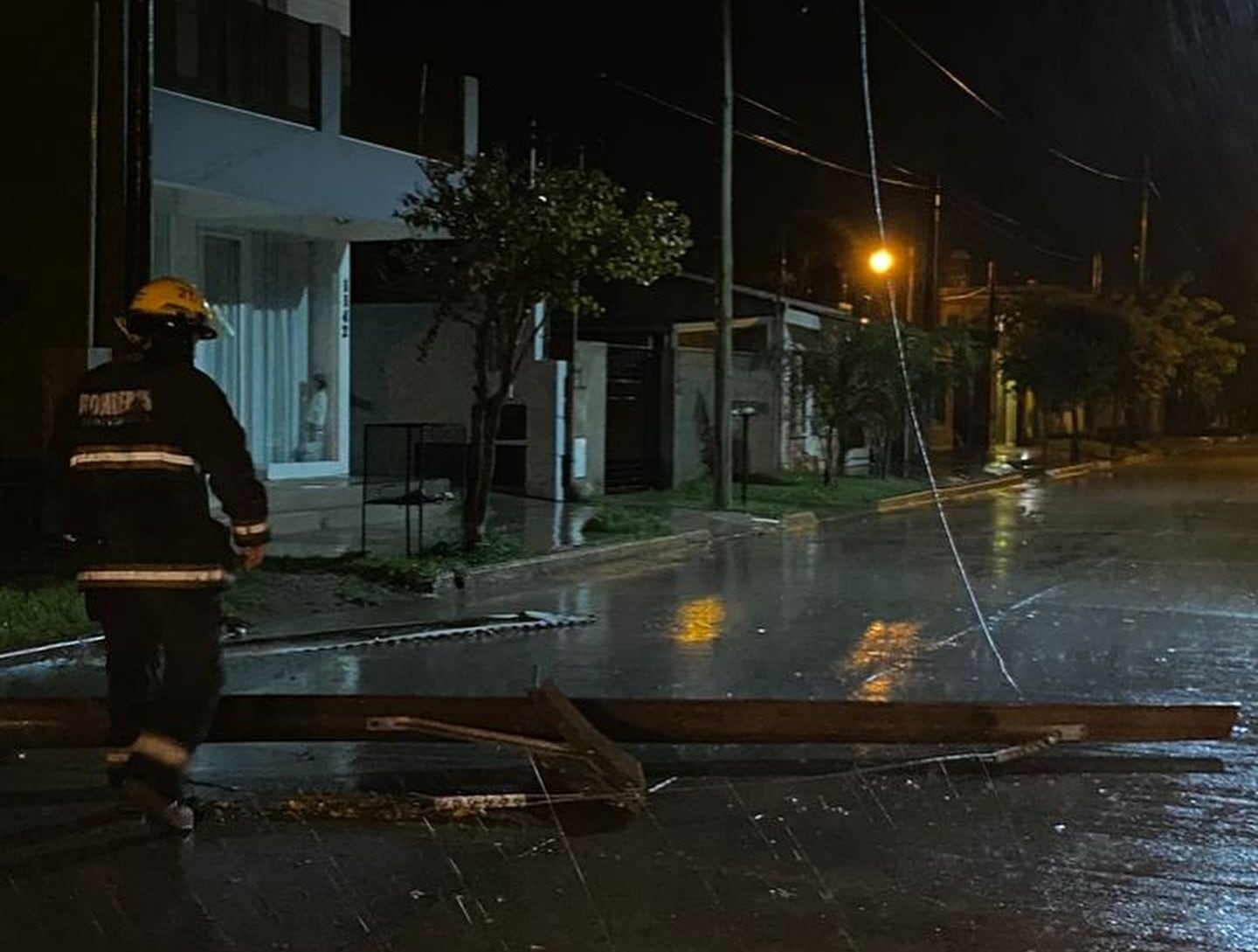 Arduo trabajo de Bomberos Voluntarios de Arroyito por el temporal de viento y lluvia