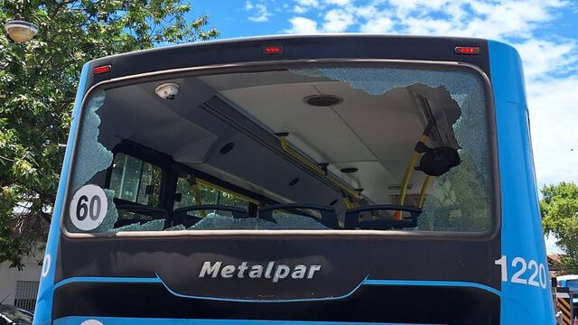 La luneta del ómnibus quedó destrozada por los disparos cerca del cruce de Rouillón y Juan XXIII.