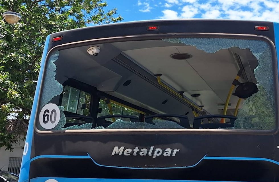 Balearon un colectivo en la zona oeste de Rosario y la línea dejó de funcionar