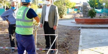 El intendente Matías Stevanato recorre el inicio de las obras de remodelación de la plaza del barrio AOMA en Russell. Gentileza