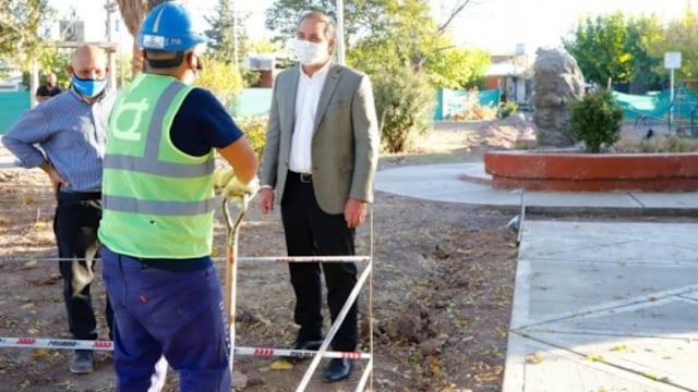 El intendente Matías Stevanato recorre el inicio de las obras de remodelación de la plaza del barrio AOMA en Russell. Gentileza