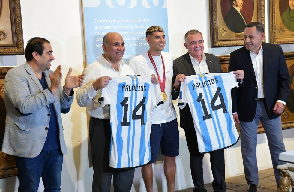 Exequiel Palacios fue recibido por una multitud en Plaza Independencia y declarado Ciudadano Ilustre y Huésped de Honor