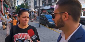 La mujer policía se mostró disconforme con su sueldo.