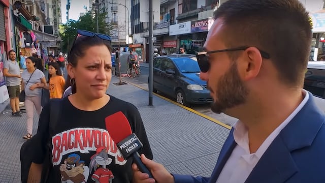 La mujer policía se mostró disconforme con su sueldo.